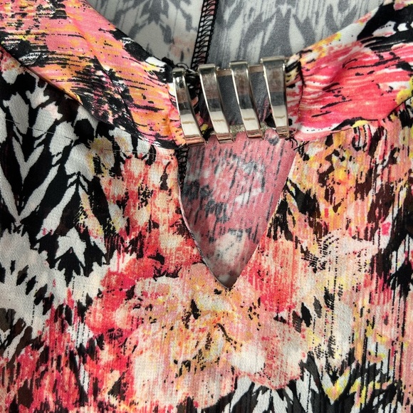 Notations Wonen’s Floral Chiffon Blouse - with metal bar detail - Picture 6 of 10